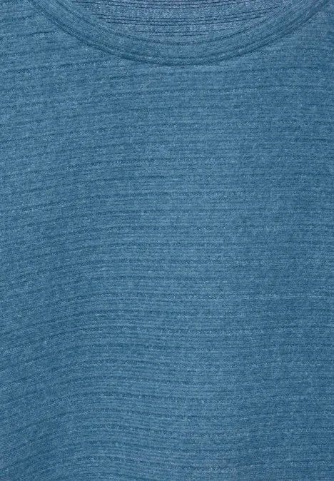 Nahaufnahme eines blauen, gerippten Stoffes.